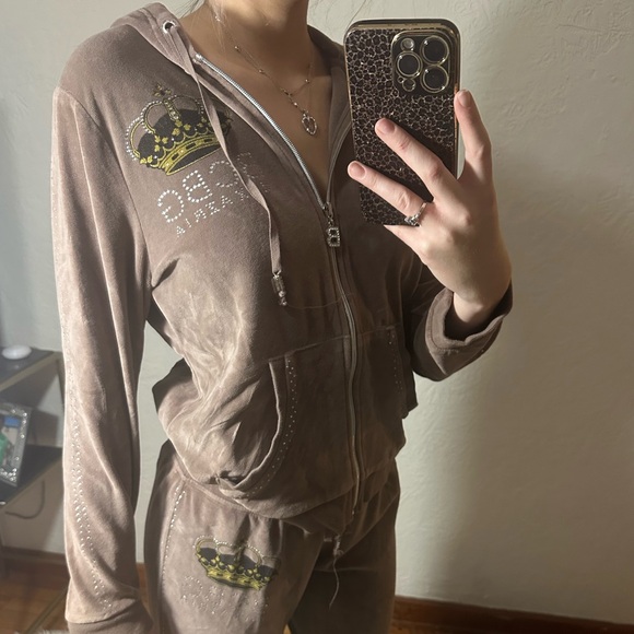 Tracksuit - Picture 2 of 9